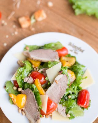 Салат с жареной уткой