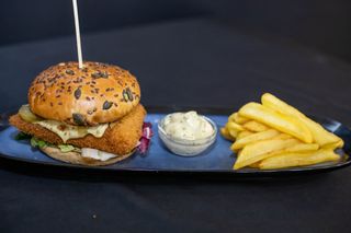 Burger de salău cu cartofi prăjiți