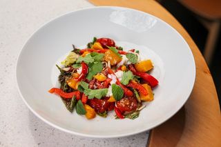 Салат з печеними овочами, сиром Страчателою та Горіховим соусом (220г)