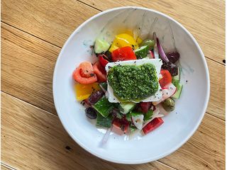 Грецький з песто з сезонної зелені (350г)