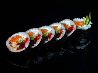 Futomaki z węgorzem i łososiem 6 szt.