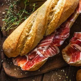 Bocadillo de jamón ibérico con Tomate