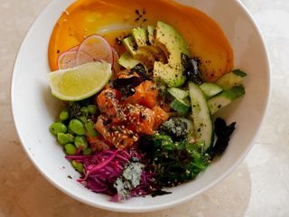 Poke bowl z łososiem (340g)