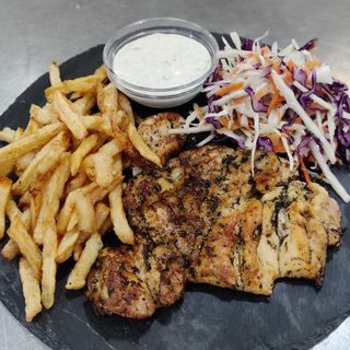 Meniu piept de pui grill cu cartofi prăjiți și salata de varza