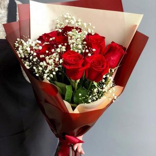 Czerwona róża z białym dodatkiem