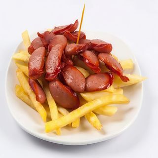 Ración De Salchipapas Con Patatas