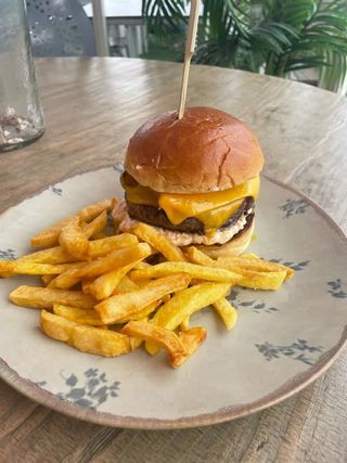 Hamburguesa Premium, con pan brioche, bacon y quesos Cheddar y Brie