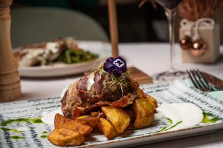 Mușchiuleț de porc la cuptor în crustă de verdețuri