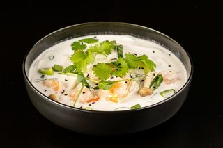 Tajska zupa na mleczku kokosowym z makaronem ryżowym