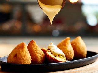 Coxinhas queso de cabra y cebolla caramelizada