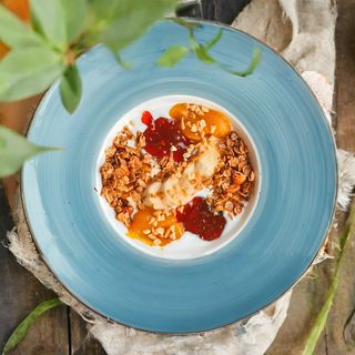 Гранола с манго,бананом и орешками