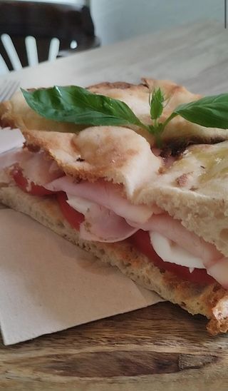 Focaccia Jamón Asado, Tomate Y Mozzarella