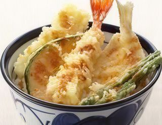 173. Tempura de Langostino y Verduras sobre Arroz