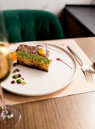 Тартар з телятини з в'яленим жовтком