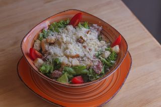 Салат "Цезарь" со стейком из тунца (200г)