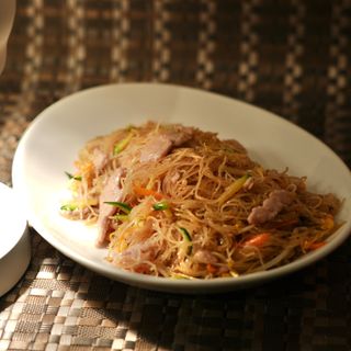 Spaghetti di riso con carne