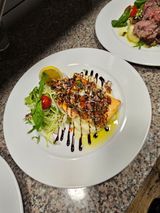 Marinirani losos na pireu od krompira preliven salsom od pršuta