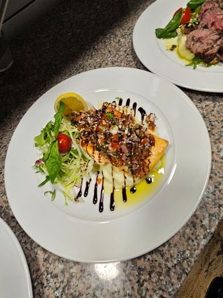 Marinirani losos na pireu od krompira preliven salsom od pršuta