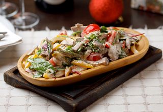 Salată de vițel și cornișoni