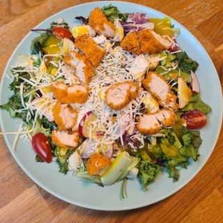 Sałatka ze stripsami z kurczaka