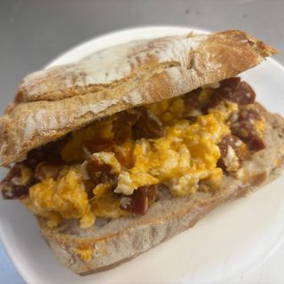 Bocadillo de revuelto de chorizo 