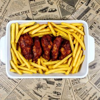 Alette con porzione di patatine fritte