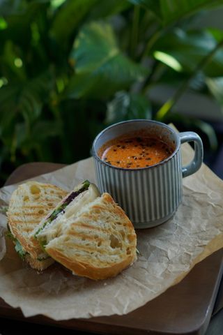 Чашка пряного бульйону з сендвічем (440г)