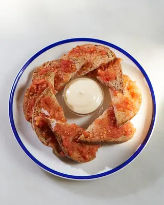 Pan pagès con tomate de ramallet y AOVE