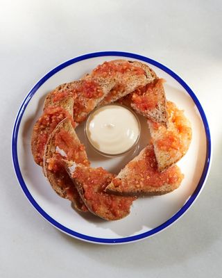 Pan pagès con tomate de ramallet y AOVE