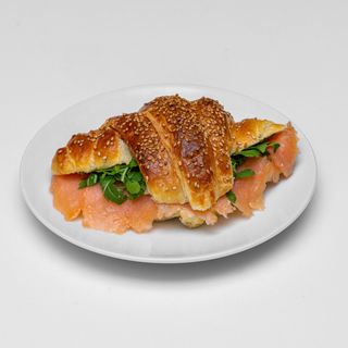 Cornetto salato con salmone fresco tenero e rucola