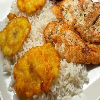 Pechugas de pollo, croquetas y ensalada