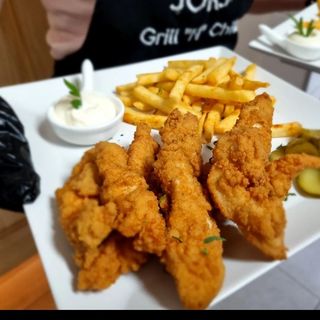 Chicken strips cu cartofi prăjiţi şi sos