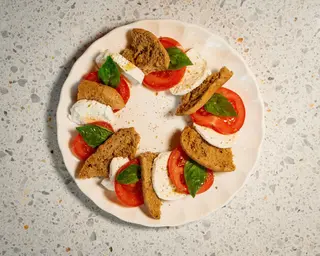 Caprese di bufala e frisellina a pezzi