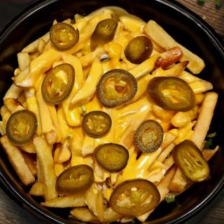 ფრი ჰალაპენიოთი და ყველის სოუსით