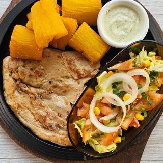 Pechuga a la plancha con yuca frita
