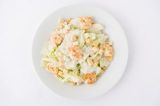 Салат Цезарь с креветками
