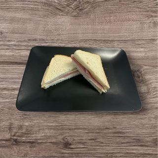 Sandwich cu sunca praga, cascaval si rosii