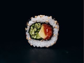 Каліфорнія в кунжуті з лососем (245g)