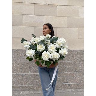  Роскошная корзина из белых роз