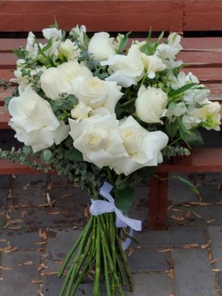 Buchet trandafiri albi si eucalipt