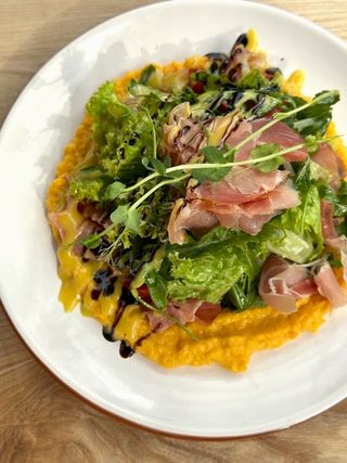 Салат з прошуто на гарбузовій подушці