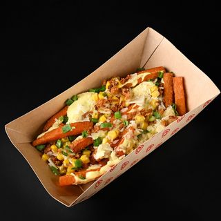 Батат фрі з кукурудзою та пармезаном під сирним соусом (180г)