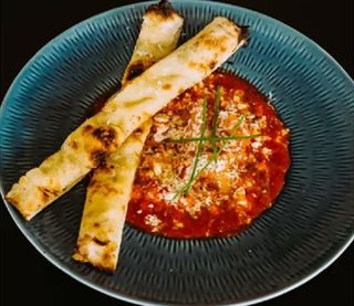 Creveți în sos de roșii și feta