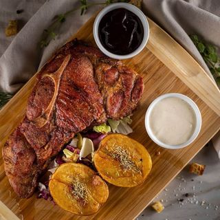 STEAK DE PORC CU SOS BARBEQUE SI CARTOFI CU ROZMARIN 650G