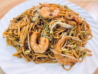 Tallarines con gambas y verduras 