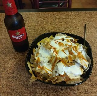 Plato kebab con patatas y carne