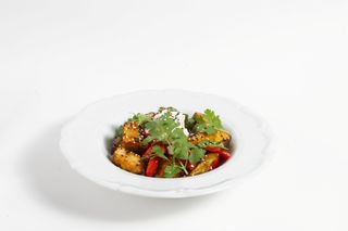 Салат с хрустящими баклажанами и страчателлой