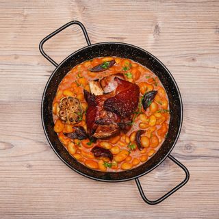 Ciolan de porc gătit lent cu iahnie de fasole