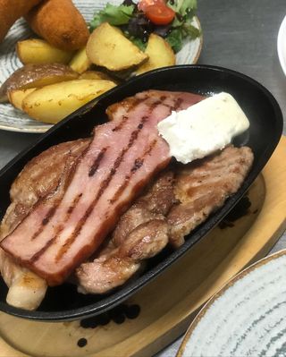 Ceafa de porc la gratar