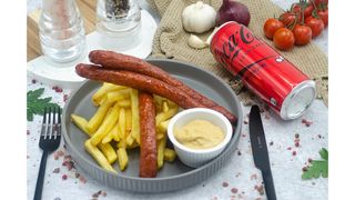 Carnati prajiti,cartofi prajiti,mustar,Coca Cola zero